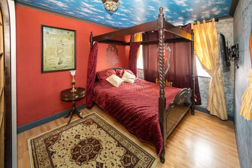 Hogwarts Hideaway Themed Property Уотфорд Екстериор снимка