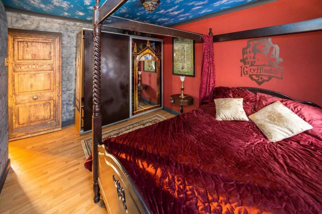 Hogwarts Hideaway Themed Property Уотфорд Екстериор снимка