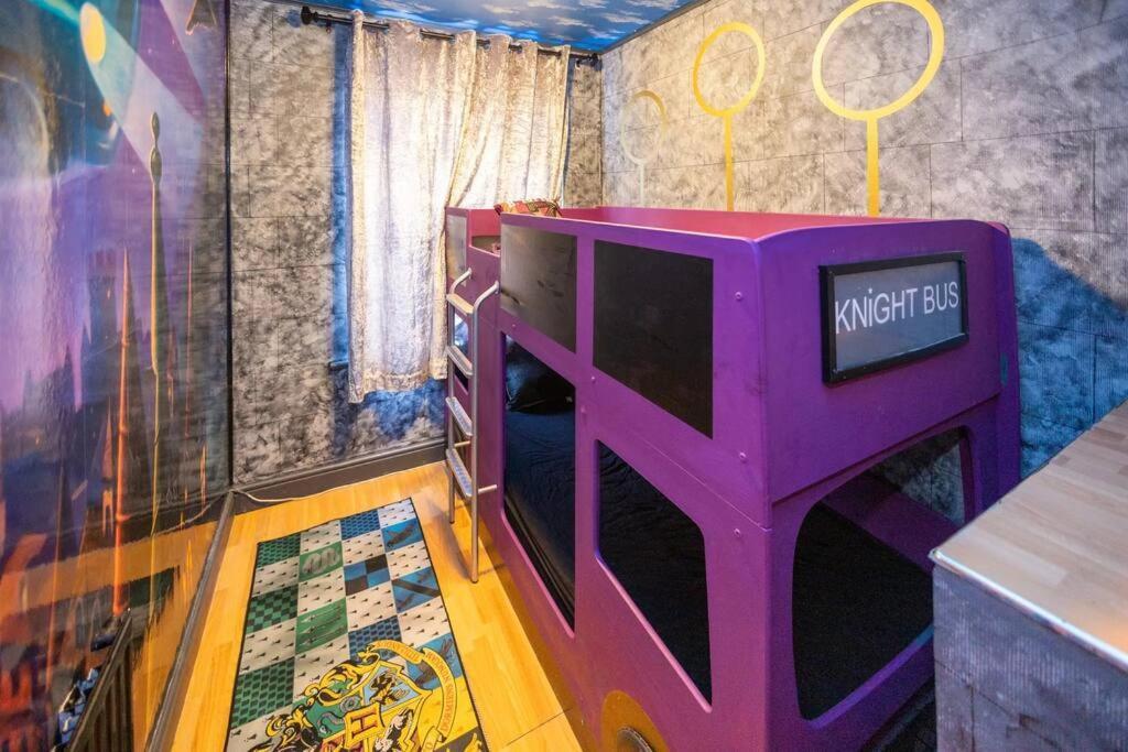 Hogwarts Hideaway Themed Property Уотфорд Екстериор снимка