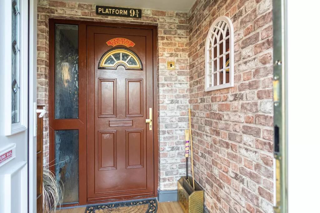 Hogwarts Hideaway Themed Property Уотфорд Екстериор снимка