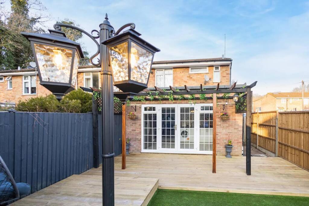 Hogwarts Hideaway Themed Property Уотфорд Екстериор снимка