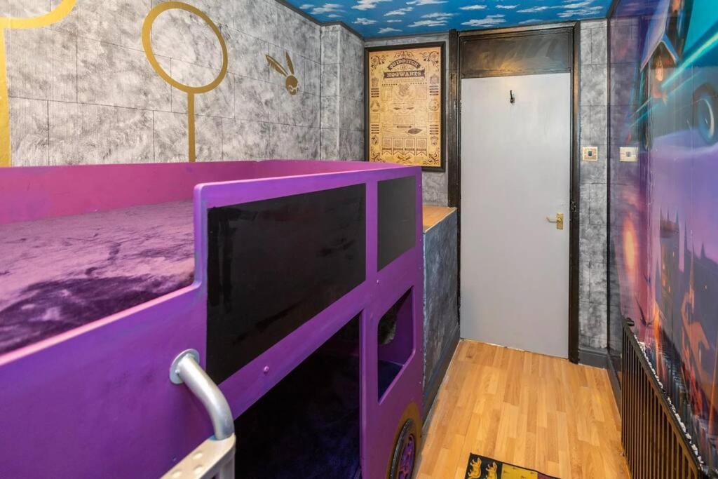 Hogwarts Hideaway Themed Property Уотфорд Екстериор снимка