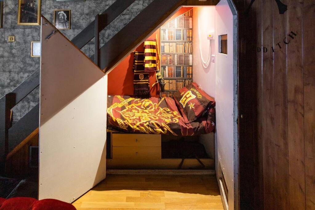 Hogwarts Hideaway Themed Property Уотфорд Екстериор снимка