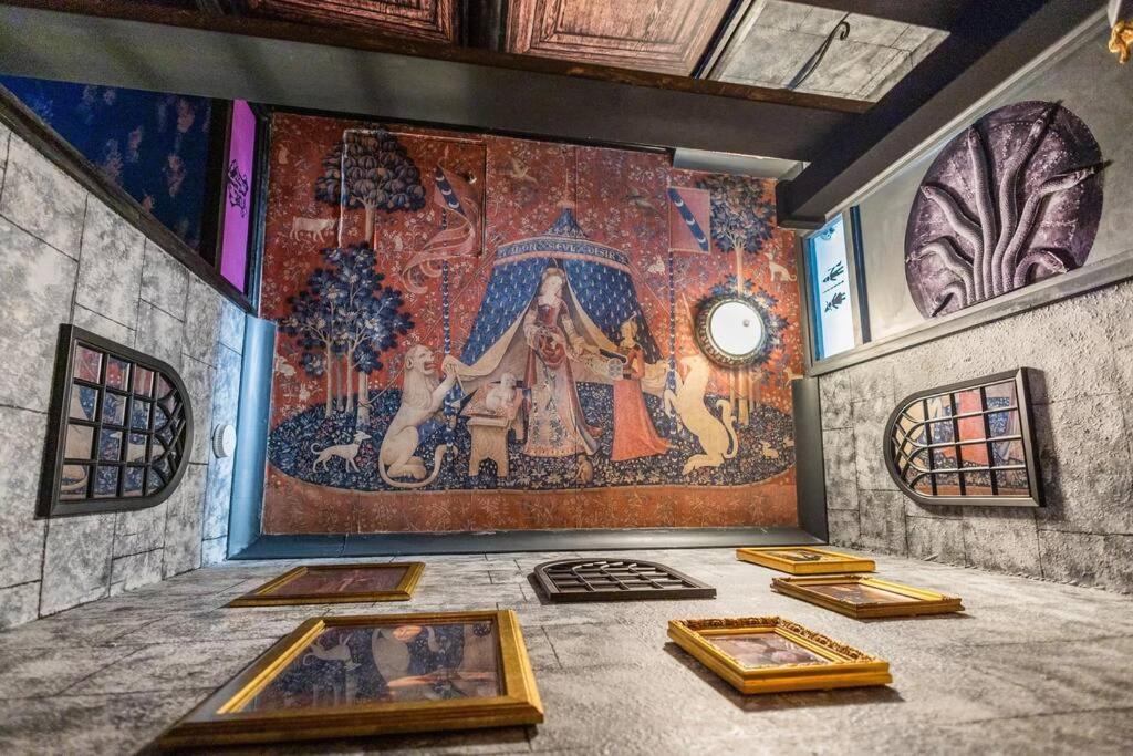 Hogwarts Hideaway Themed Property Уотфорд Екстериор снимка